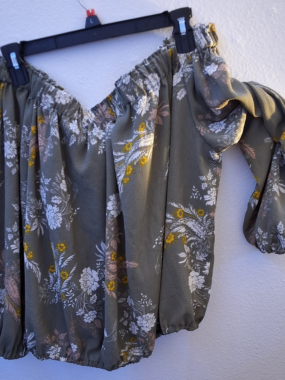 Bebe L Off-Shoulder Floral Blouse in Gray- Green, NWT